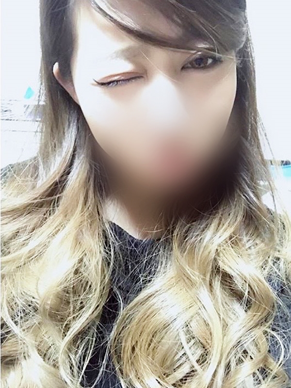なる(23歳、B:87、W:57、H:85)