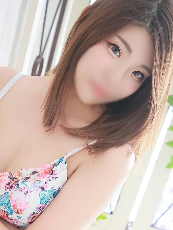 まなみ(22歳、B:91、W:57、H:88)