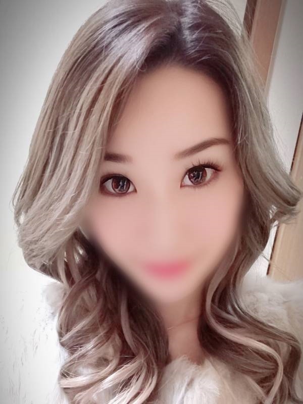 みやび(24歳、B:83、W:57、H:84)