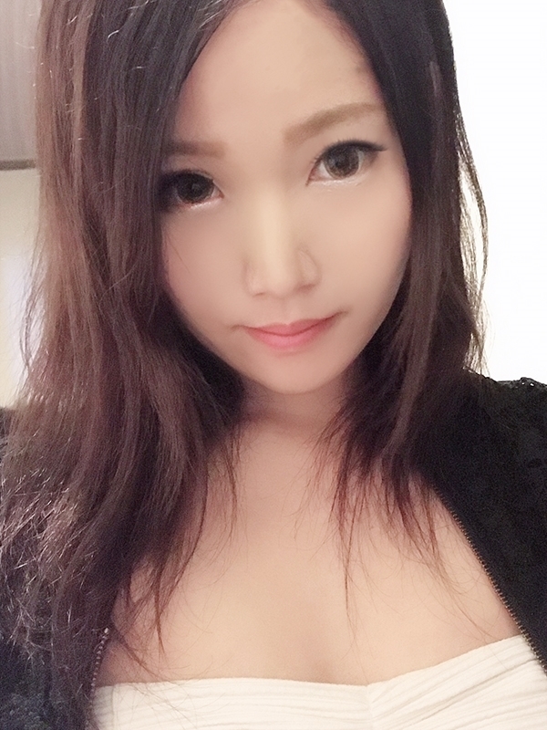 にいな(24歳、B:83、W:56、H:84)