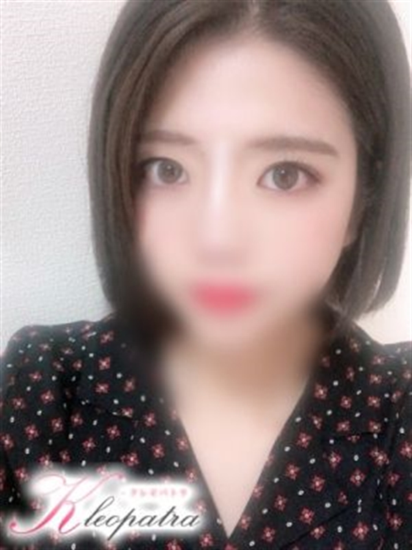 ひな(22歳、B:84、W:56、H:83)