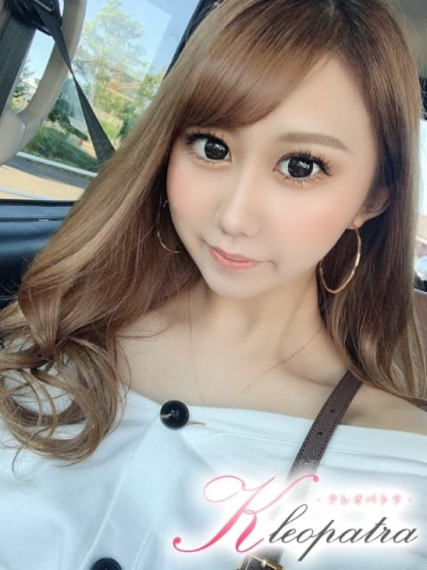 みさ(18歳、B:83、W:56、H:83)