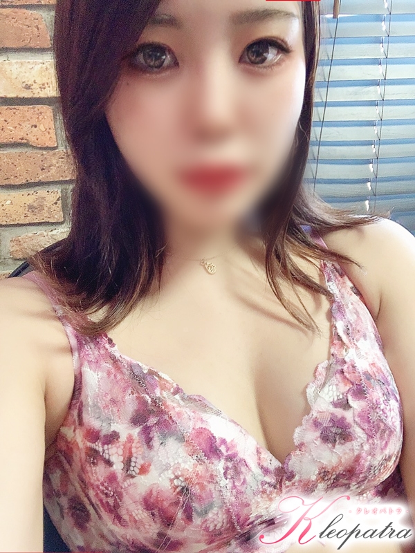 なみ(18歳、B:84、W:56、H:85)
