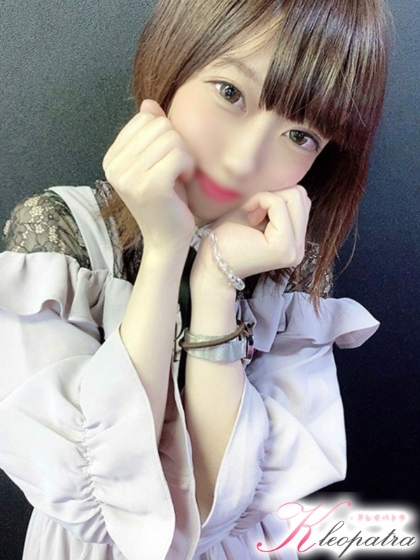 なな(20歳、B:82、W:54、H:81)